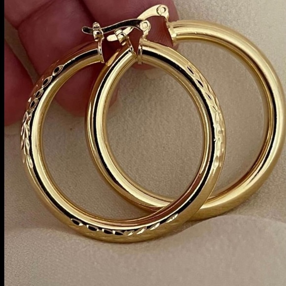 18k Gold Filled Diamond Cut Design Hoop Earrings 1.5” ✨ available in 2” & 1.25” - Picture 5 of 8